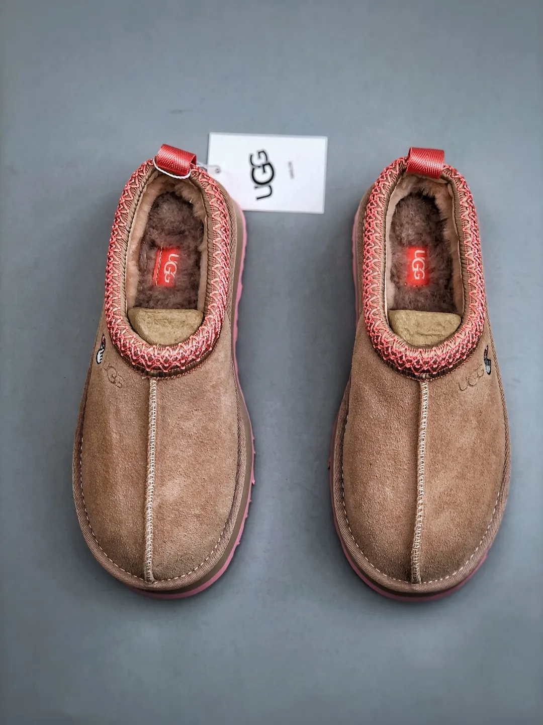 Local self-pickup💰560 supports store placement. The top version on the market. UGG Tazz ethnic style thick-soled women's model. Xiaohongshu's hot model. Produced by a major foreign trade factory in Guangzhou. From toe to insole, genuine sheep fur. Independent outer box packaging. Chip. With waterproof technology. Differentiating from any version on the market. 5cm thick sole. Independently developed original outsole. Cashmere insole. Keep warm when going out in winter. It is a very suitable choice for home use. In the new year, uug has launched a style series, which is partially biased towards the preferences of young consumers. It has also moved to the forefront of fashion trends. Shoe body material. Water-repellent coated suede upper. 17mm UGGPURE™ implanted wool insole. Lightweight non-slip and comfortable rubber outsole. With brand LOGO. With full packaging. Size: 35-40